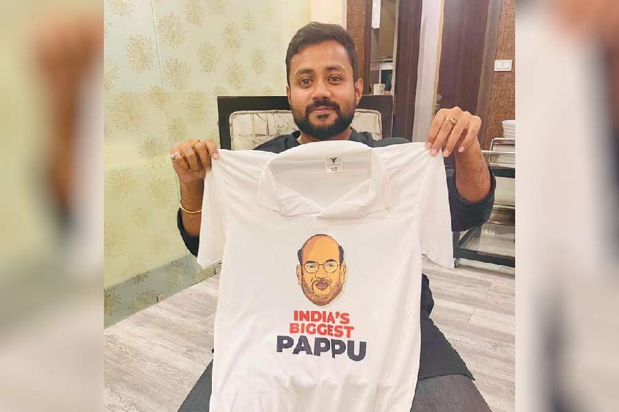  অমিত শাহকে 'পাপ্পু' বলে আক্রমণ করেছেন অভিষেক বন্দ্যোপাধ্যায়। তার পরেই সেই শব্দটিকে ব্যবহার করে নতুন টিশার্ট বাজারে আনল তৃণমূল।