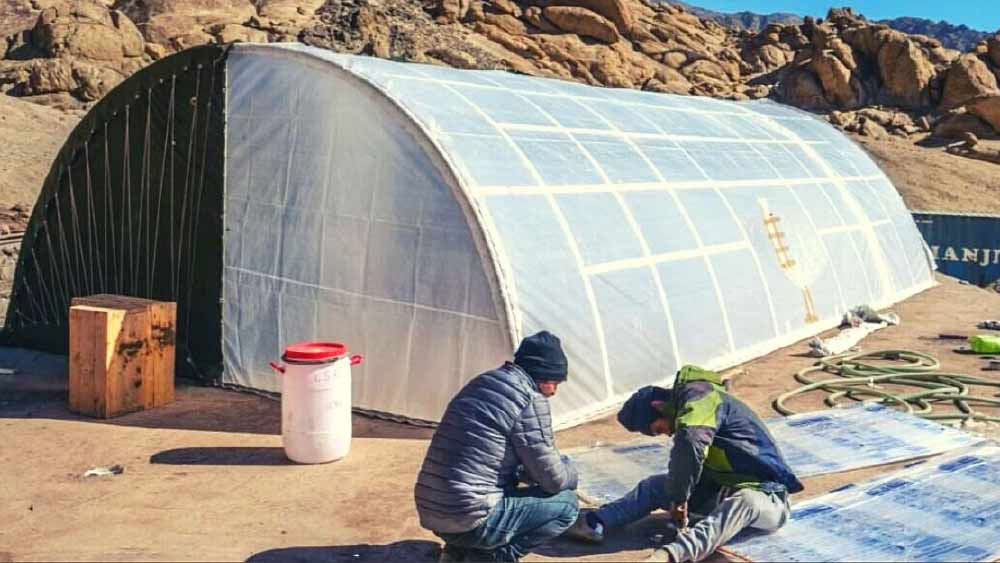 ‘হিমালয়ান ইনস্টিটিউট অব অল্টারনেটিভ লার্নিং (এইচআইএএল) এই বিশেষ তাঁবু নিয়ে কাজ করছে যা সূর্যের থেকে শক্তি গ্রহণ করতে সক্ষম। এর ফলে ওই তাঁবু সারা দিন গরম থাকবে। ফলে কিছুটা স্বস্তিতে থাকতে পারবেন সেনা সদস্যেরা।