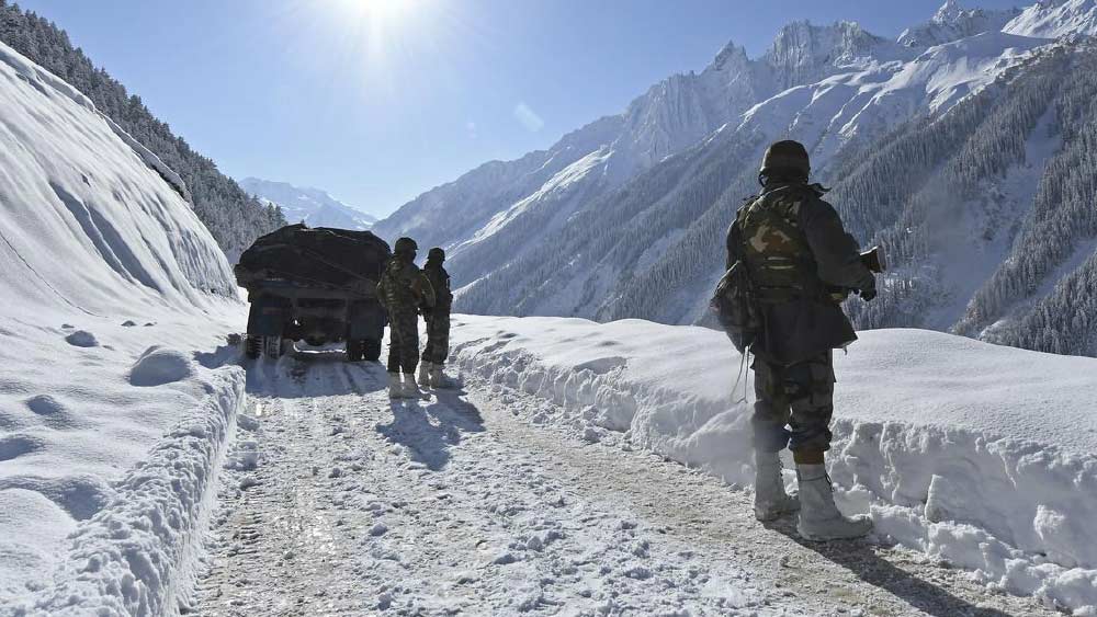 সেনা সূত্রে খবর, এই তাঁবু সেনাবাহিনীর হাতে এলে  ঠান্ডার হাত থেকে বাঁচতে তাঁরা যে দাহ্য পেট্রলজাত বিভিন্ন তরল ব্যবহার করেন, তার খরচ কমবে।