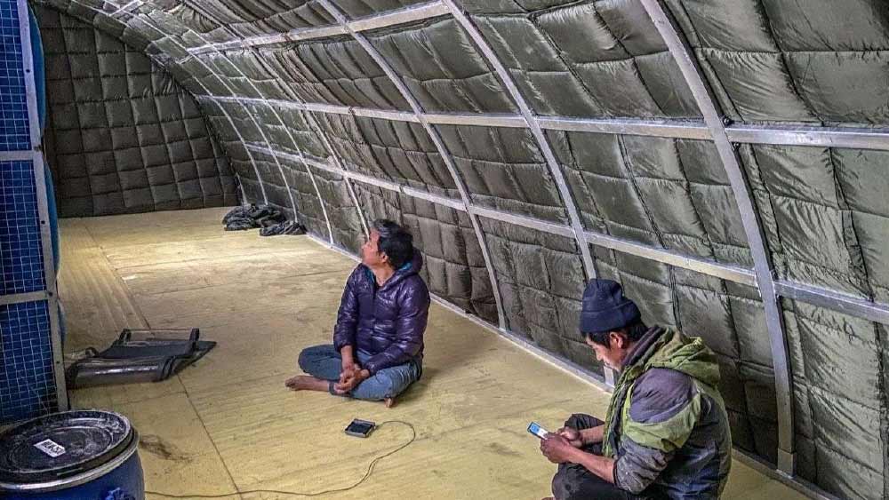 এই বিশেষ তাঁবুর সামনের প্রান্তটিকে ‘গ্রিনহাউস সেকশন’ বলা হয়। সৌরশক্তি ব্যবহার করে সমস্ত তাঁবু গরম রাখাই তাঁবুর এই অংশের কাজ।