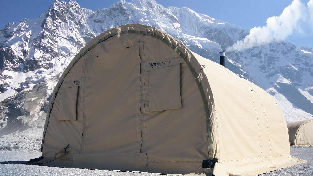 তাঁবুর ভিতরে ঘুমোনোর ঘরটি উত্তর দিকে অবস্থিত। তাঁবুর কাঠামো বড় হওয়ায় তাঁবুর নীচের দিক দিয়েও তাপ সহজে বেরোতে পারে না।