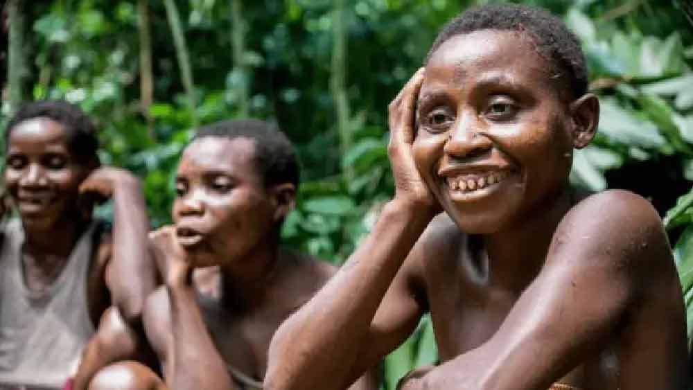 এই উপজাতির মানুষরা স্থানীয় ডেমা ভাষায় কথা বলেন। তাই অনেকে এঁদের ডেমা জনজাতিও বলে থাকেন। এই উপজাতির মানুষরা বিশ্বাস করেন, বাঁদরলাঠি বলে পরিচিত আফ্রিকার এক ধরনের বৃহৎ গাছ থেকে তাঁদের উৎপত্তি হয়েছে। 