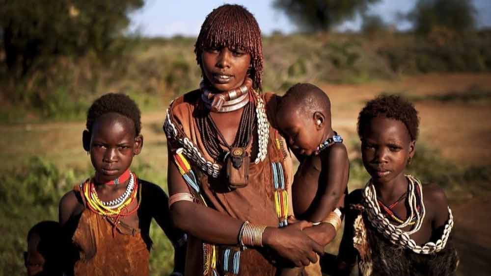 জনশ্রুতি এই যে, আফ্রিকার মুটাপা অঞ্চলের কোরেকোরে সোনা রাজত্বকে ইউরোপীয় উপনিবেশে পরিণত হওয়া থেকে আটকেছিলেন ভাদোমা উপজাতির মানুষেরা। তার ফলে ওই অঞ্চলের উর্বর জমিগুলি তাঁদের হাতে এলেও চাষের কাজে এই উপজাতির মানুষরা কোনও দিনই দক্ষ হতে পারেননি। 