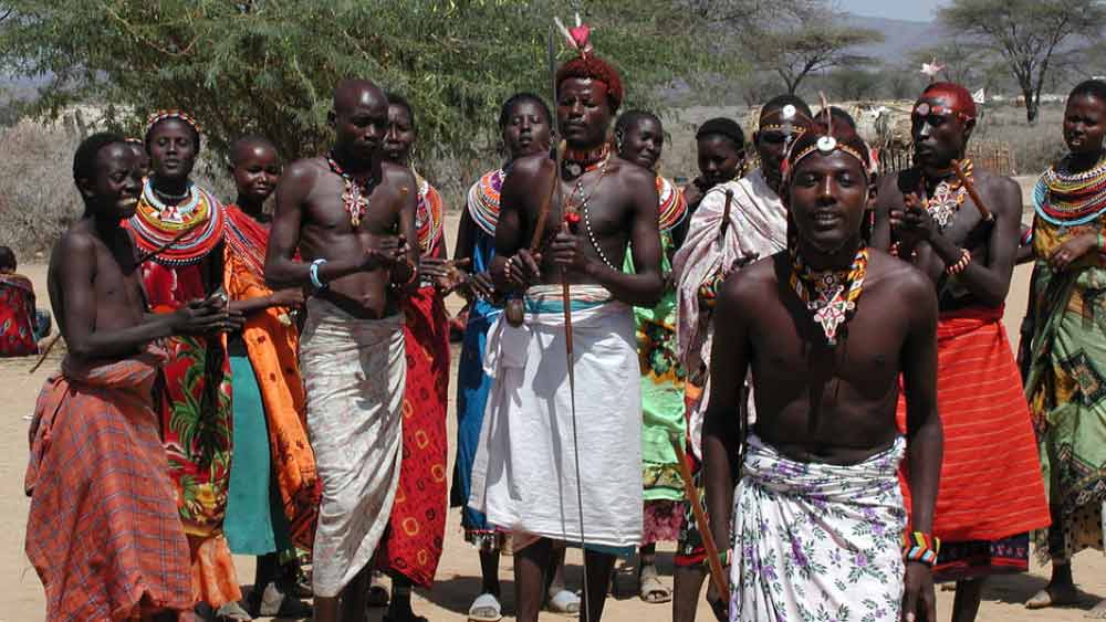 পর্বতসঙ্কুল চেওয়ারে অঞ্চলে যাযাবর জীবনযাপন করেন ভাদোমা উপজাতির মানুষ। কিন্তু ওই অঞ্চলে পশুশিকারের ঘটনা বেড়ে যাওয়ায় পশুশিকারিদের তরফে নানা নিগ্রহের শিকার হচ্ছেন এই উপজাতির মানুষরা।