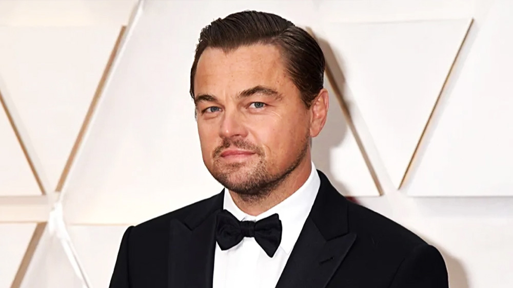 দক্ষিণ ফ্রান্সের সেন্ট ট্রপিজে একটি বিলাসবহুল ইয়টে হুল্লোড়ে পার্টিতে লিয়োর পাশেই দেখা গিয়েছে মারিয়া বেরেগোভাকে। এই ইউক্রেনীয় মডেলের সঙ্গে নাকি সময় কাটাচ্ছেন লিয়ো। তার আগেই চার বছরের বান্ধবী ক্যামিলা মোরোনের সঙ্গে বিচ্ছেদের কথা ঘোষণা করে দিয়েছেন তিনি। তবে ক্যামিলা কি সত্যিই অতীত? প্রশ্নে প্রশ্নে ছয়লাপ নেটমাধ্যম।