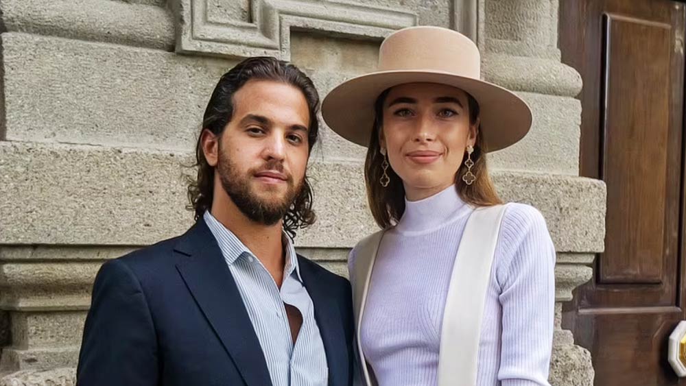 সংবাদমাধ্যমই জানিয়েছে, সম্প্রতি মোনাকোর ব্যবসায়ী আহমেদ মাসুদ আবদেলহাফিদের সঙ্গে বিবাহবিচ্ছেদের পরেই নিজের নাম থেকে স্বামীর পরিচয় ছেঁটে ফেলেছেন মারিয়া। তার পরেই ছুটেছেন দক্ষিণ ফ্রান্সে লিয়োর সঙ্গে ছুটি কাটাতে। সে সব ছবিই আজকাল ভেসে বেড়াচ্ছে নেটমাধ্যমে।