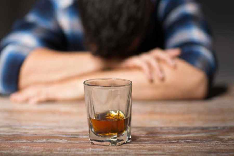 মাত্রাতিরিক্ত মদ্যপান হোক বা অল্প, ক্ষতি কিন্তু দু’টিতেই।