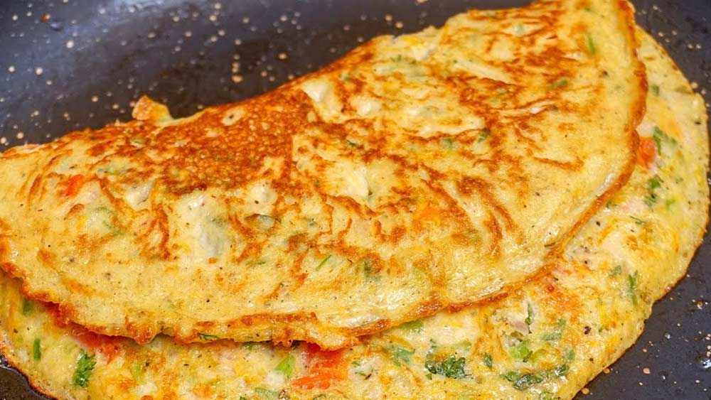 বছর ১৫ আগে সেই পথকুকুরের জন্য বাস থেকে নেমে রাস্তার দোকান থেকে অমলেট কিনেছিলেন রজনী। তার পর পরম যত্নে তাকে নিজের হাতে খাইয়েছিলেন। 