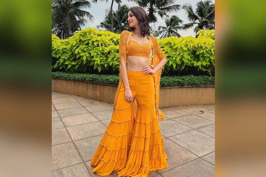 কালচে হলুদ রঙের শরারা আর ক্রপ টপে বেশ মানাচ্ছে তন্বী অনন্যাকে। 