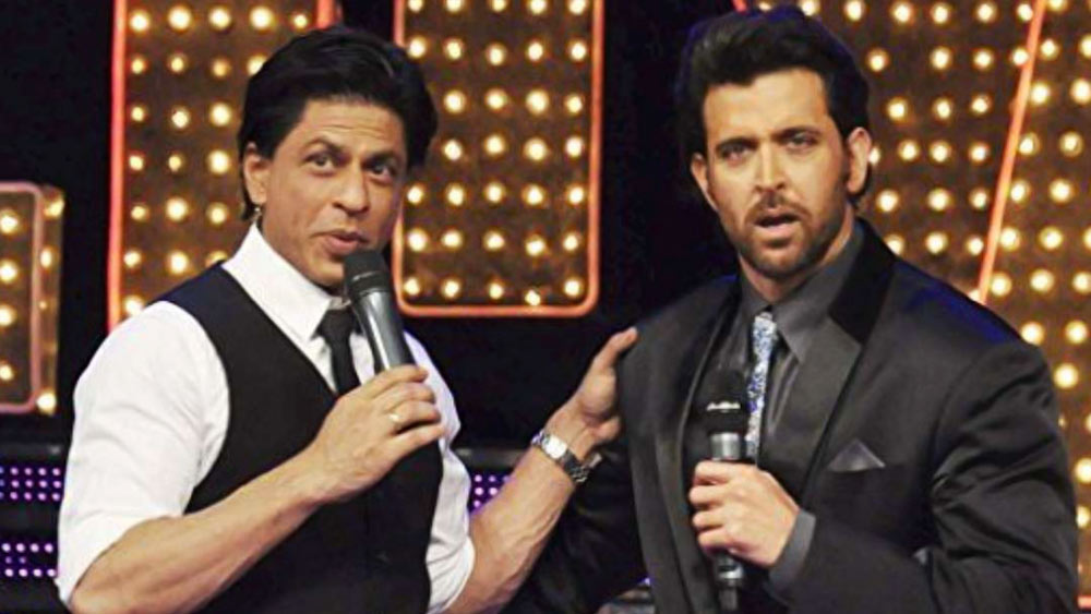 বলিউডে অভিনেতাদের মধ্যে কখন বন্ধুত্ব হয় কখনই বা তাঁদের সম্পর্কে ছেদ পড়ে, তা বোঝা খুবই কঠিন। ছোট ছোট বিষয় কখন যে বিশাল আকার ধারণ করে তা নিয়ে সতর্ক থাকতে হয় অভিনেতাদের। কয়েক বছর ধরেই বলিউডের প্রথম সারির দুই তারকা— শাহরুখ খান এবং হৃতিক রোশনের মধ্যে মনোমালিন্য দেখা দেয়।