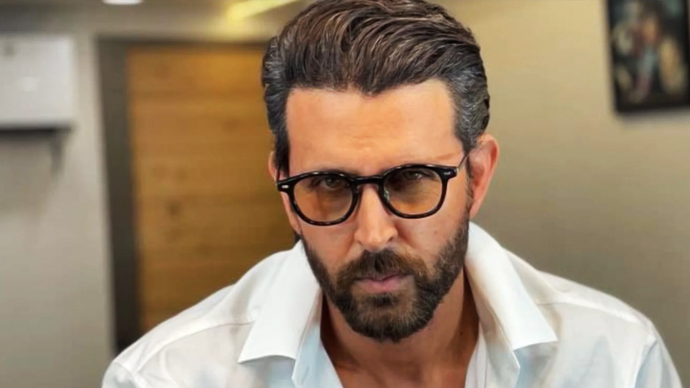 অমিতাভ ও জয়া বচ্চন নিজেদের মতো থাকতেন। শাহরুখ ও কাজল অনেক আগে থেকেই কর্ণের টিমের সঙ্গে পরিচিত ছিলেন বলে তাঁরা অধিকাংশ সময় একসঙ্গেই থাকতেন। কিন্তু সকলের মাঝে একা পড়ে গিয়েছিলেন হৃতিক।