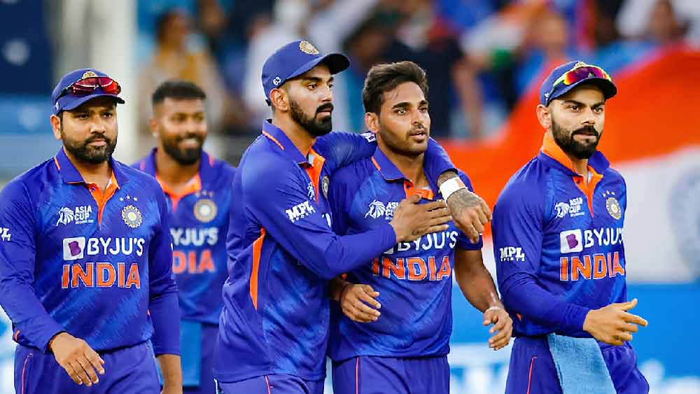 রবিবার পাকিস্তানের বিরুদ্ধে মুখোমুখি হওয়ার আগেই ধাক্কা খেয়েছে ভারত। এশিয়া কাপ থেকে ছিটকে গিয়েছেন অলরাউন্ডার রবীন্দ্র জাডেজা। রবিবার তাই দলে পরিবর্তন করতেই হবে রোহিত শর্মাকে। কে আসতে পারেন? কেমন হতে পারে ভারতের প্রথম একাদশ? খোঁজার চেষ্টা করল আনন্দবাজার অনলাইন।