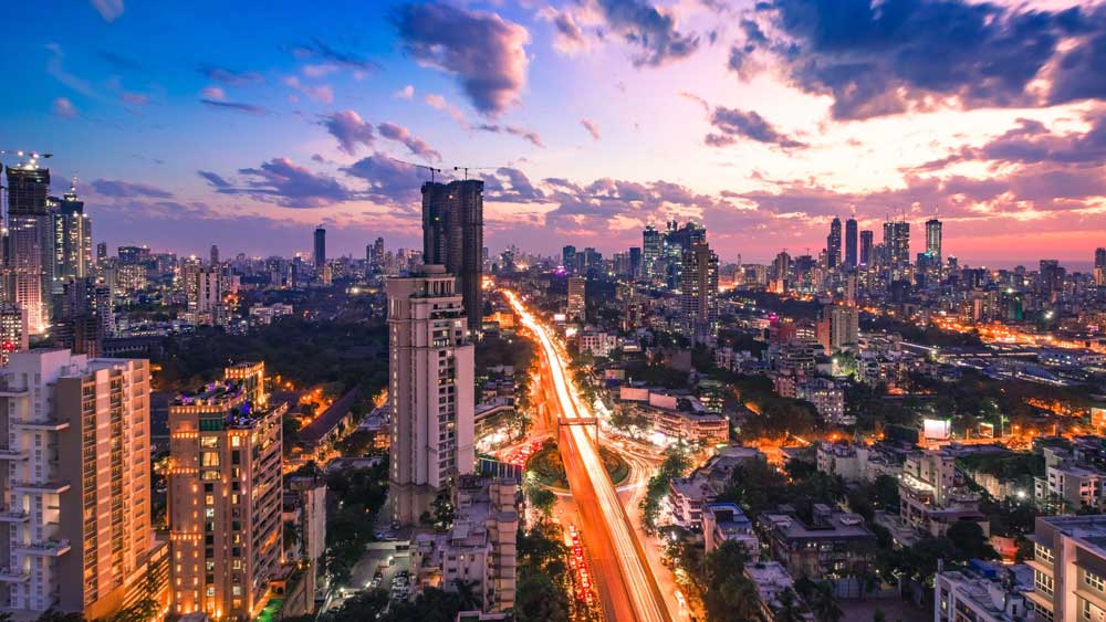 টিনসেল নগরীতে তারকারা তাঁদের জীবনে গাঁটছড়া বেঁধেছেন, জীবনসঙ্গীর সঙ্গে নতুন জীবন শুরু করবেন বলে কিনেছেন বহুমূল্য বাড়ি। আবার কোনও কোনও তারকা বাড়ি ভাড়া নিয়ে মুম্বইয়ের বিভিন্ন প্রান্তে থাকেন।