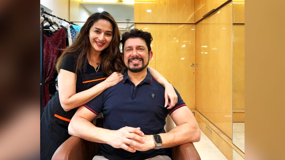 বলিউডজগতে অভিনয় ও নৃত্য পারদর্শিতায় দর্শকদের মন জয় করে নিয়েছেন মাধুরী দীক্ষিত। সম্প্রতি অভিনেত্রী তাঁর স্বামীর সঙ্গে মুম্বইয়ের বোরলি এলাকায় পাঁচ হাজার বর্গফুটের একটি ফ্ল্যাটে থাকতে শুরু করেছেন। 