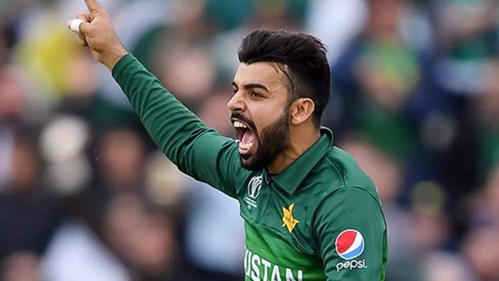 শাদাব খান: তাঁর মতো অলরাউন্ডারকে টি-টোয়েন্টি দল থেকে বাদ দেওয়া কঠিন। বাবর তা করবেন বলেও মনে করা হচ্ছে না। ব্যাটে, বলে তিনি পাকিস্তান দলের বড় ভরসা।