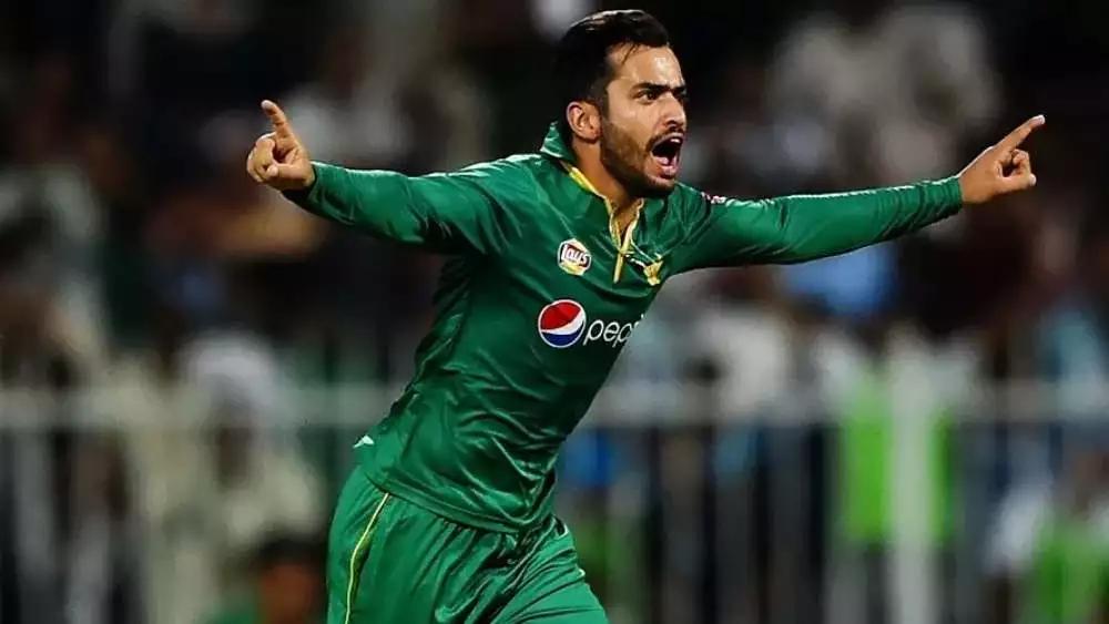 মহম্মদ নওয়াজ: হংকংয়ের বিরুদ্ধে দু’ওভারে তিন উইকেট নেন তিনি। দিয়েছিলেন মাত্র পাঁচ রান। ভারতের বিরুদ্ধে তিনটি উইকেট নিয়েছিলেন তিনি। ব্যাটিংও করতে পারেন। এমন ক্রিকেটারকে বাদ দিতে চাইবেন না বাবর।