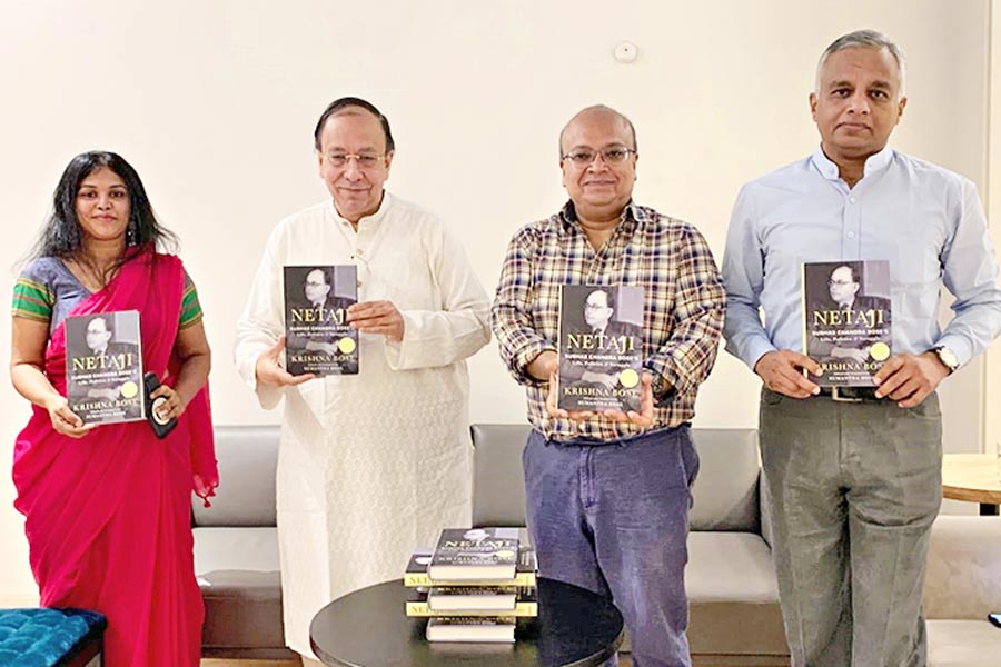 সমাবেশ: বই প্রকাশ অনুষ্ঠানের ছবি