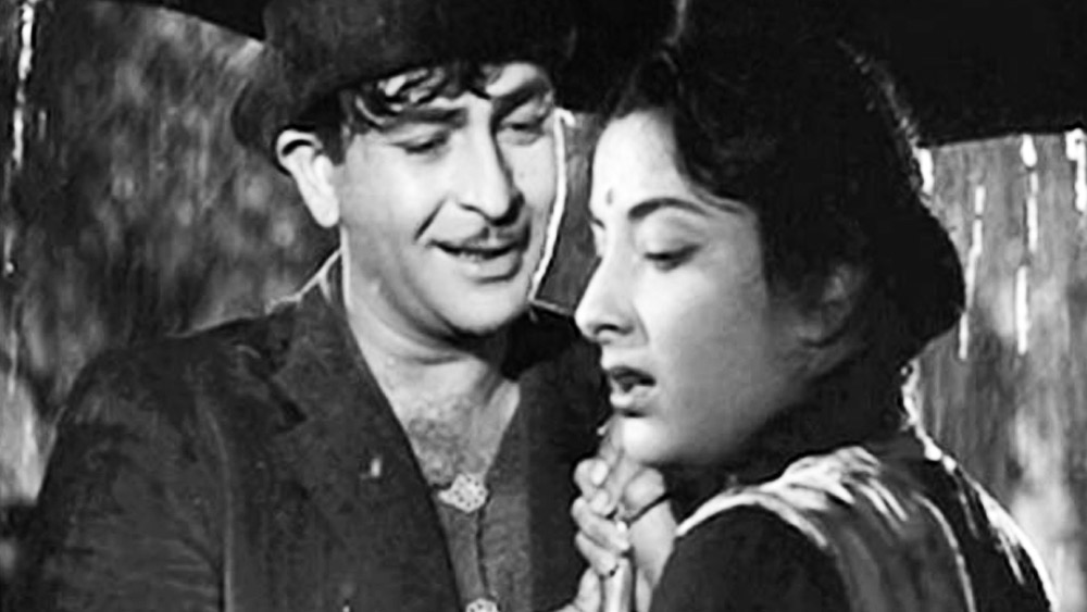 ‘প্যার হুয়া ইকরার হুয়া’ গানের দৃশ্য মনে পড়ে? রাজ কপূর এবং নার্গিসের সম্পর্ক শুধু মাত্র বড় পর্দাতেই নয়, অভিনেত্রীর সঙ্গে বিবাহ-বহির্ভূত সম্পর্কে জড়িয়েছিলেন রাজ। কিন্তু পরবর্তীতে নিজে থেকেই নার্গিসের থেকে দূরে সরে আসেন তিনি।