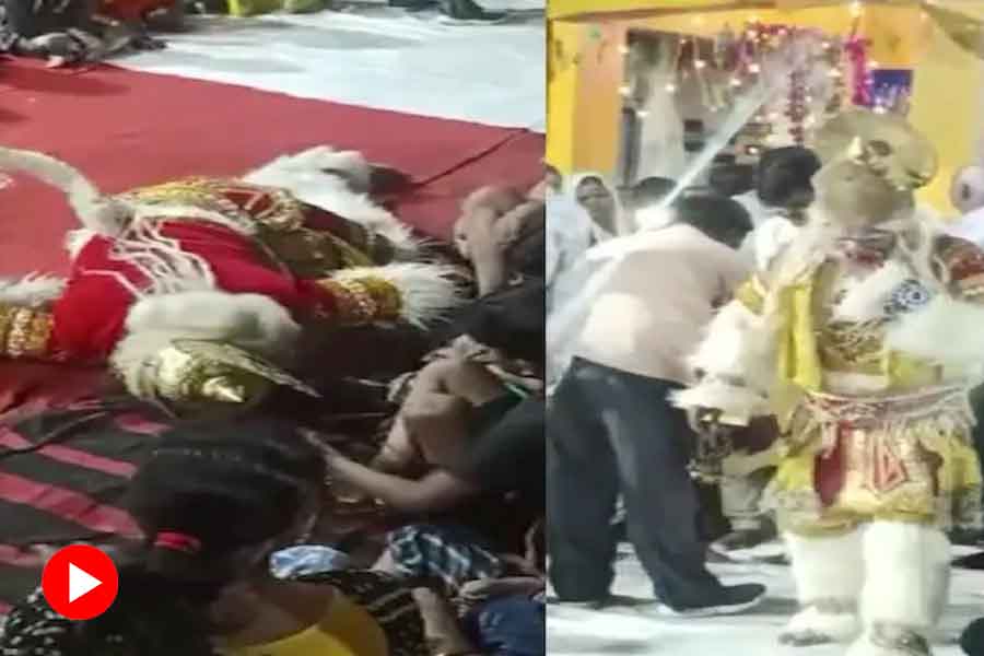 মঞ্চেই ‘হনুমানের’ হার্ট অ্যাটাক, ছটফট করতে করতে মৃত্যু, হাততালিতে মগ্ন দর্শকরা ভাবলেন নাটকের অঙ্গ!