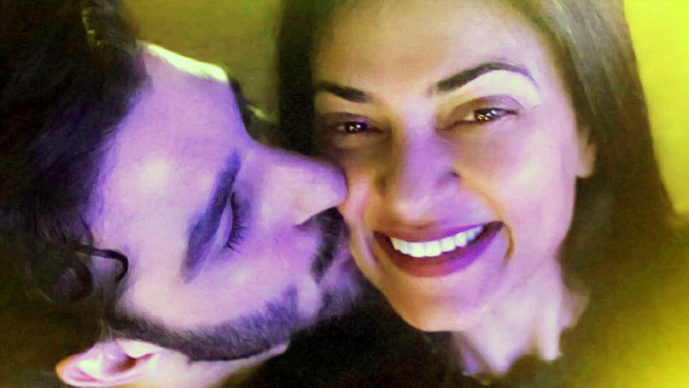 অভিনেতার মায়ের জন্মদিন উপলক্ষে পারিবারিক অনুষ্ঠানে হাজির ছিলেন সুস্মিতা। সেই দিন নিজের অনুরাগীদের সঙ্গে অভিনেত্রী তাঁর মায়ের পরিচয় করে দিচ্ছিলেন লাইভের মাধ্যমে।