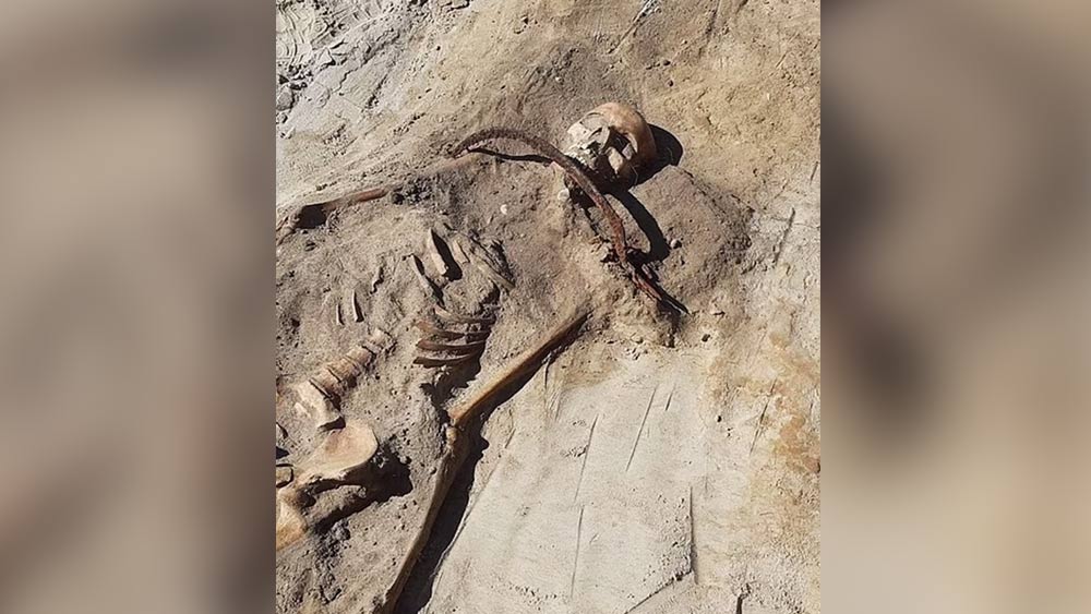 ওই কঙ্কালের পায়ের বৈশিষ্ট্যও চোখে পড়ার মতো। তাঁর বাঁ পায়ের বুড়ো আঙুল অন্য আঙুলের সঙ্গে এমন ভাবে জড়ানো, যা খুব সহজে খোলা যায় না। কবর দেওয়ার আগে দুই আঙুল যেন পেঁচিয়ে দিয়েছে কেউ।