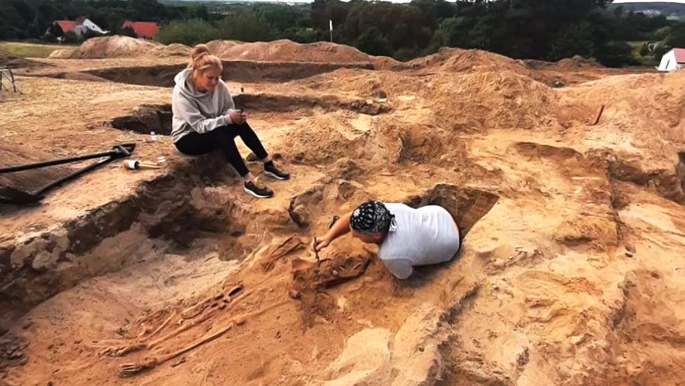 পোল্যান্ডের টোরান শহরের নিকোলাস কোপারনিকাস ইউনিভার্সিটির গবেষক দলের প্রধান ডারিয়ুসজ পোলিনস্কি বলেছেন, ‘‘যে ভঙ্গিতে ওই মৃতদেহ পোঁতা হয়েছিল, তা নিঃসন্দেহে অস্বাভাবিক। প্রাচীন ধারণা অনুযায়ী, মৃত্যুর পর কারও ফিরে আসা আটকাতে মৃতদেহ কবর দেওয়ার সময় বেশ কয়েকটি পন্থা অবলম্বন করা হত। মৃতের পা অথবা মাথা কেটে ফেলা, দেহ পুড়িয়ে ফেলা, উপুড় করে মাটিতে মাথা গুঁজে দেওয়া অথবা বড় পাথর দিয়ে মাথা থেঁতলে দেওয়া এই পন্থাগুলির মধ্যে ছিল অন্যতম।’’