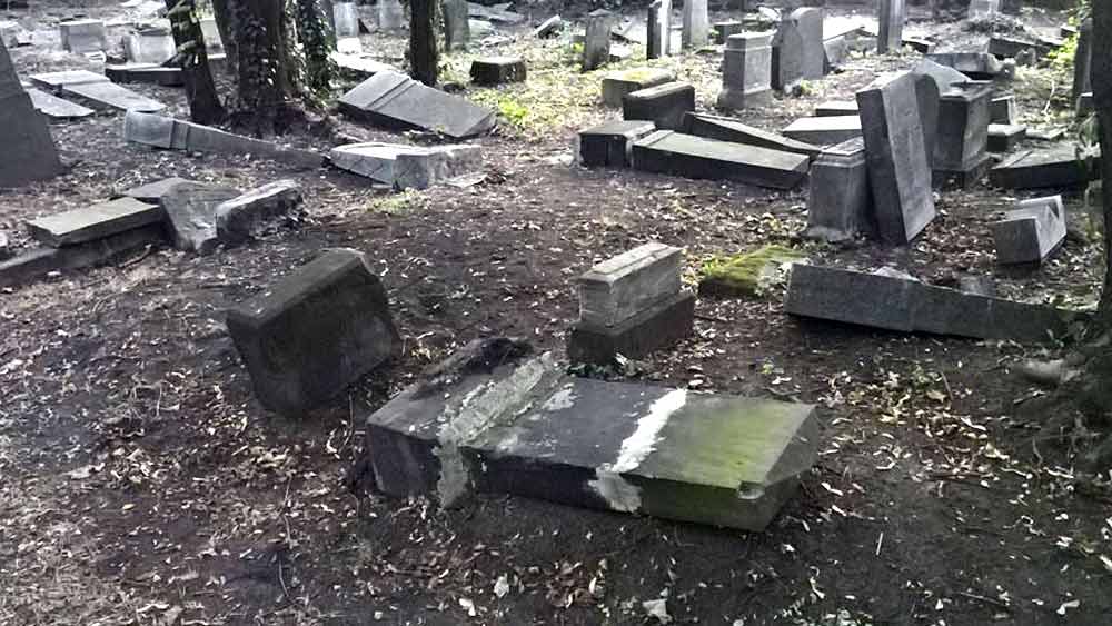 পোল্যান্ডের ওই কবরস্থানেই আরও একাধিক নরকঙ্কাল পাওয়া গিয়েছে যাদের মাথা ধাতব রড দিয়ে থেঁতলে দেওয়া হয়েছিল। মানুষের বিশ্বাস ছিল, এ ভাবে মৃতদেহে আঘাত করলে তারা মৃত্যুতেই থমকে থাকে। আর ফিরে আসার চেষ্টা করে না।