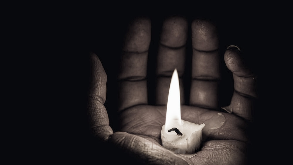 পূর্ব ইউরোপের একাংশের মানুষ ভ্যাম্পায়ারের ধারণায় বিশ্বাস করতেন। সে ধারণা এক সময় এতটাই বদ্ধমূল হয়েছিল যে, সন্দেহের ভিত্তিতেও মেরেও ফেলা হত অনেককে। তা ছাড়া, আত্মহত্যা বা দুর্ঘটনায় কারও অস্বাভাবিক মৃত্যু হলেও ভ্যাম্পায়ার হিসাবে তিনি আবার ফিরে আসতে পারেন বলে মনে করা হত। তাঁদের ক্ষেত্রে মৃতদেহ কবর দেওয়া হত বিশে‌ষ উপায়ে।