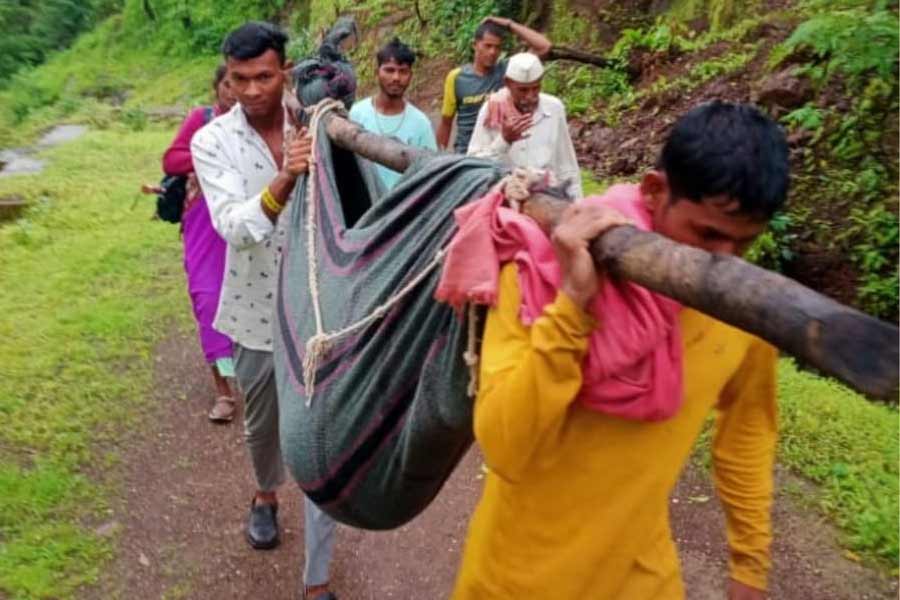 স্বাস্থ্যকেন্দ্রে নিয়ে যাওয়া হচ্ছে দর্শনা ফারালকে - ভিডিয়ো থেকে প্রাপ্ত ছবি।