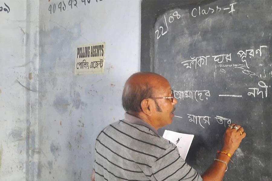 বিনা পারিশ্রমিকে ২০ বছর ধরে ছাত্র পড়ান মিলন মাস্টার