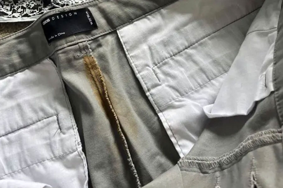 নতুন প্যান্টে মলের দাগ!