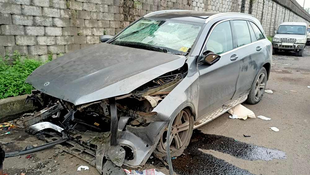 সাইরাস পালোনজি মিস্ত্রি। রতন টাটার এককালের উত্তরাধিকারী। বয়স মাত্র ৫৪। ঝড়ের গতিতে উত্থানের মতোই সাইরাসের বিদায় নেওয়াও আকস্মিক হয়ে রইল। রবিবার দুপুর সওয়া ৩টে নাগাদ মহারাষ্ট্রের পালঘরের কাছে পথদুর্ঘটনায় মৃত্যু হল সাইরাসের। সেই সঙ্গে দাঁড়ি পড়ল কর্পোরেট দুনিয়ার এক অধ্যায়ের। কে এই সাইরাস মিস্ত্রি?