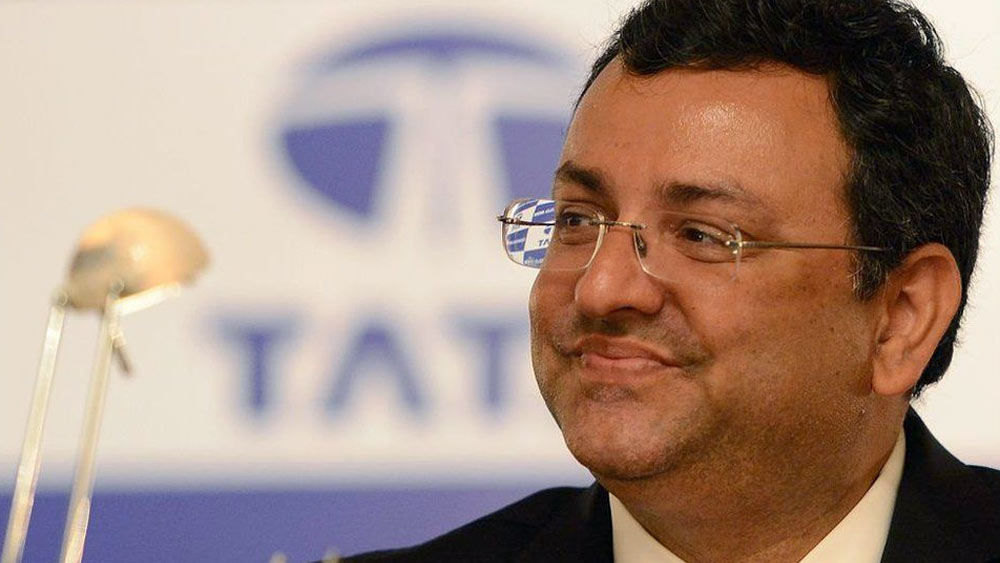 পদবিতে টাটা নেই। তবে সাইরাস হলেন দ্বিতীয় ব্যক্তি, যিনি এককালে ‘টাটা’ পদবিহীন হলেও টাটাদের ব্যবসা সামলেছিলেন। টাটা গোষ্ঠীর ষষ্ঠ চেয়ারম্যান হিসাবে। এ ক্ষেত্রে অবশ্য সাইরাসের আগে রয়েছেন নওরোজি সাকলতওয়ালা। ১৯৩২ সালে থেকে ’৩৮ পর্যন্ত আমৃত্যু যিনি এই গোষ্ঠীর তৃতীয় চেয়ারম্যান হিসাবে দায়িত্ব সামলেছেন।