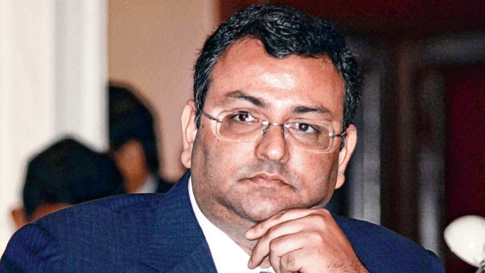 ১৯৬৮ সালের ৪ জুলাই তৎকালীন বম্বে প্রেসিডেন্সিতে এক পার্সি পরিবারে জন্ম সাইরাসের। মা প্যাটসি পেরিন ডুবাস ছিলেন আইরিশ। বাবা পালোনজি মিস্ত্রিও পরে আয়ারল্যান্ডের নাগরিকত্ব গ্রহণ করেছিলেন। সাইরাসের দাদা সাপুর মিস্ত্রিও সে পথ বেছে নেন। তবে সে পথে হাঁটেননি সাইরাস।