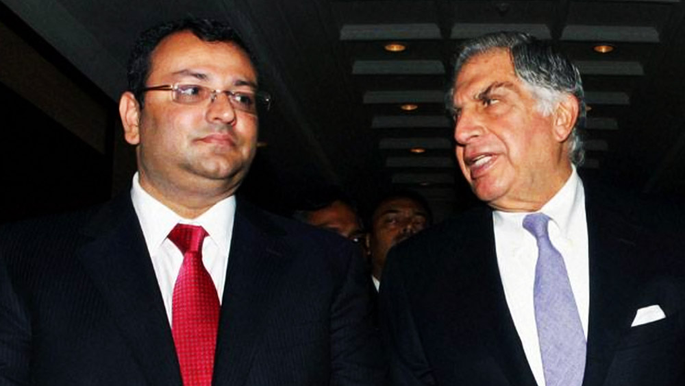 টাটাদের সঙ্গে সাইরাসের মধুর সম্পর্কে আচমকা দাঁড়ি পড়েনি। ২০১২ সালে রতন টাটার উত্তরাধিকারী হিসাবে সাইরাসকে বেছে নেওয়া হয়েছিল। টাটা গোষ্ঠীর চেয়ারম্যানের পদে বসানো হয়েছিল সাইরাসকে।