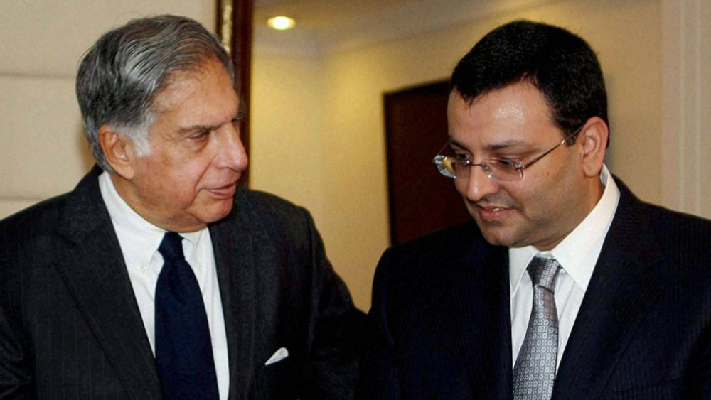 টাটা গোষ্ঠীর চেয়ারম্যান হওয়ার চার বছরের মাথায় আচমকাই ছন্দপতন। ২০১৬ সালের ২৪ অক্টোবর সাইরাসকে তাঁর পদ থেকে অপসারিত করে টাটা সন্সের বোর্ড। সে পদে বসানো হয় রতন টাটার ঘনিষ্ঠ বলে পরিচিত নটরাজন চন্দ্রশেখরনকে। এই ঘটনা নিয়েই শুরু হয় আইনি যুদ্ধ। যার জল গড়িয়েছিল সুপ্রিম কোর্ট পর্যন্ত। যার জেরে টাটা এবং মিস্ত্রিদের সম্পর্ক তিক্ত হয়ে গিয়েছিল।