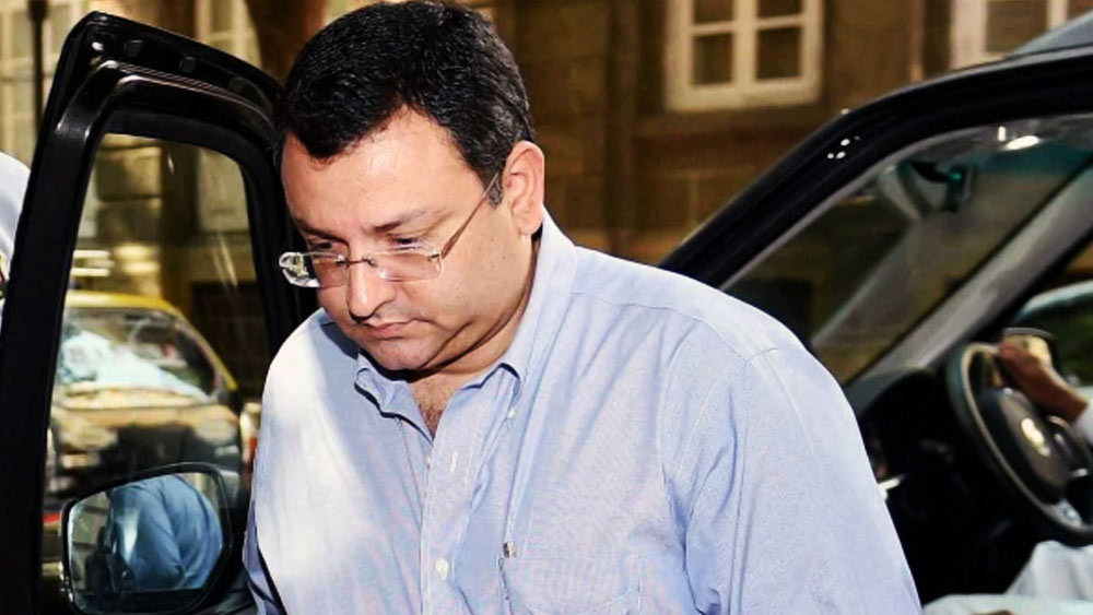 যদিও টাটা সন্স থেকে সাইরাসের অপসারণের পরেই টাটা-মিস্ত্রিদের সম্পর্ক তিক্ততা শুরু হয়। বাগ্‌যুদ্ধ পরিণত হয় আইনি লড়াইয়ে। টাটাদের বিরুদ্ধে সংখ্যালঘু শেয়ারহোল্ডারদের দমিয়ে রাখার এবং টাটা সন্সের পরিচালনায় অব্যবস্থার অভিযোগ করেছিল সাইরাসের পরিবার। এবং সাইরাসকে সরানোর বিরুদ্ধেও আবেদন করেছিল।