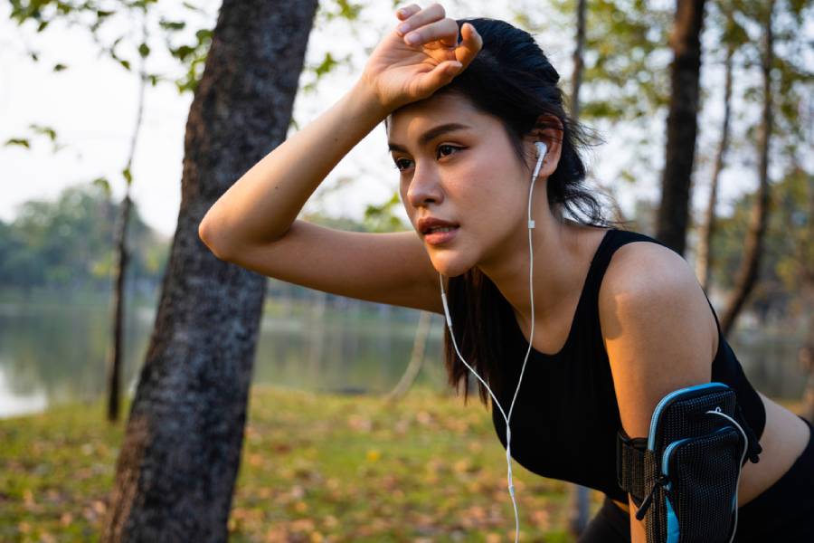 ঘামে ভেজা জামা ব্যাক্টেরিয়ার আঁতুড়ঘর।