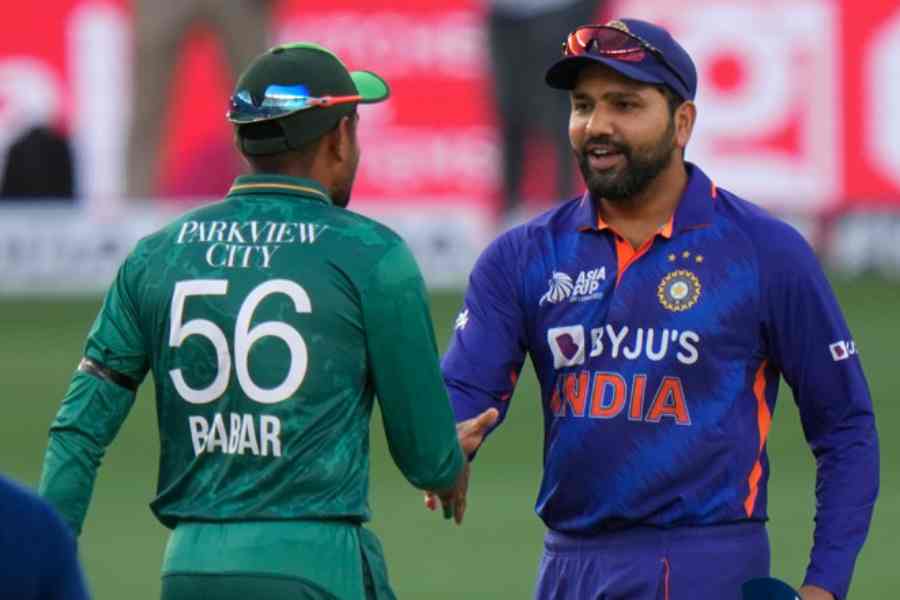 ভারত-পাকিস্তানে ম্যাচে টস বিভ্রাট! বাবর বললেন টেল, শাস্ত্রী শুনলেন হেড, তার পর…