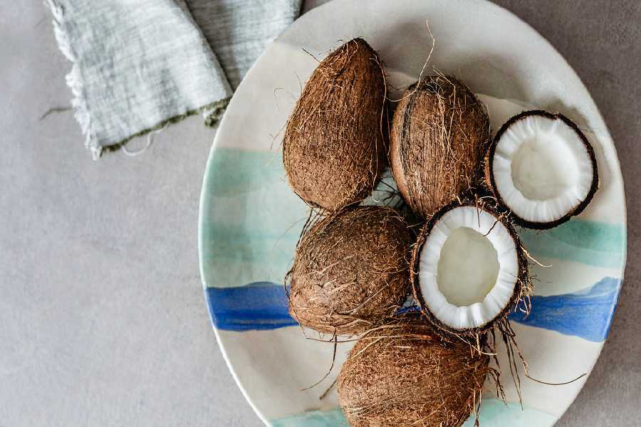 নারকেলে প্রচুর পটাশিয়াম, ফসফরাস, আয়রন, কপার থাকে। 