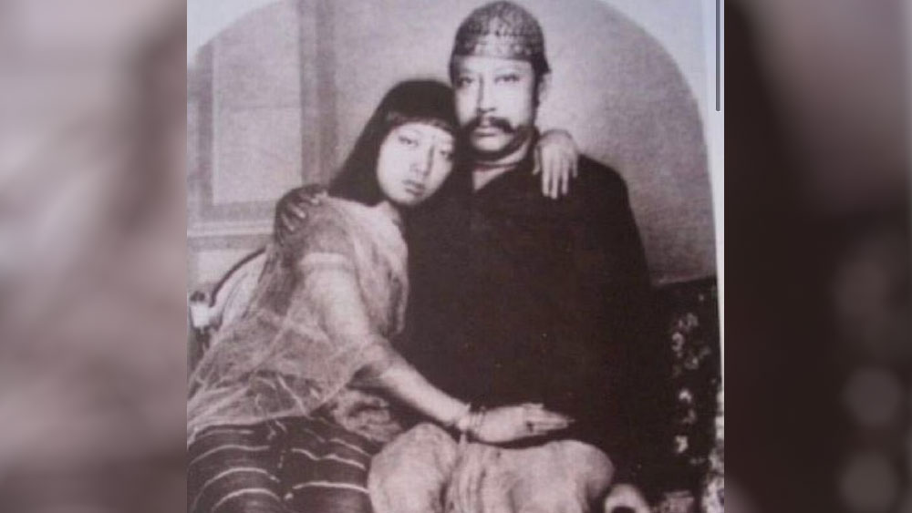 আজকালকার দিনে বাচ্চা থেকে বুড়ো, সবার হাতেই নামীদামি স্মার্টফোন। আর সেই স্মার্টফোন দিয়ে নিজস্বী তোলেননি এমন লোকের দেখা মেলা ভার। নতুন মেকআপ লুক, অদ্ভুত কেশশয্যা, প্রিয় সেলিব্রিটির সঙ্গে... সবেতেই নিজস্বী। নিজস্বীর চল হালফিলের। বছর ১০-১৫ হবে। তার আগে ক্যামেরার সামনে দাঁড়িয়ে হাসিমুখে পোজ দিতে দেখা যেত ছবি-পাগল মানুষদের। কিন্তু জানেন কি ভারতে প্রথম নিজস্বী কবে তোলা হয়েছিল?