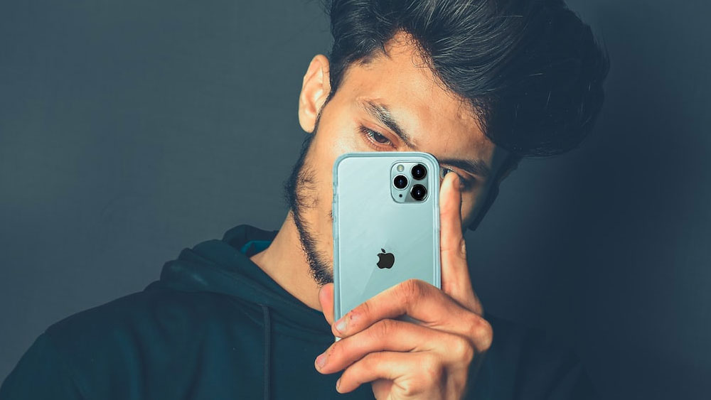 যে ছবিটিকে ভারতের প্রথম নিজস্বী বলে ধরা হয়, সেটি তোলা হয়েছিল উনবিংশ শতাব্দীতে। তখন নিজস্বী তোলা তো দূর অস্ত্, নিজস্বী বলে ভবিষ্যতে যে কিছু থাকবে, সেই ধারণাও কারও মাথায় সম্ভবত আসেনি।