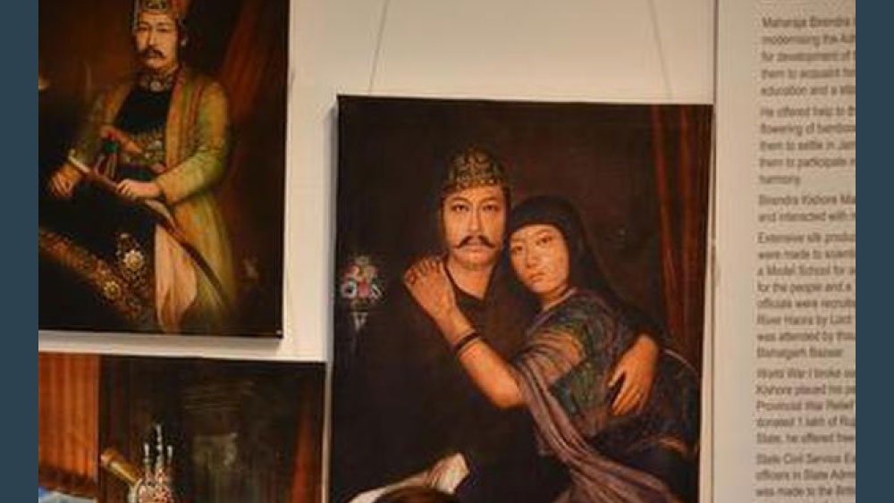 ১৮৮০ সালে তোলা এই ছবিটি তুলেছিলেন মহারাজা বীরচন্দ্র মাণিক্য। ছবিটিতে দেখা যায় মহারাজা বীরচন্দ্র এবং তাঁর স্ত্রী, মহারানি খুমান চানু মনমোহিনী দেবীকে।