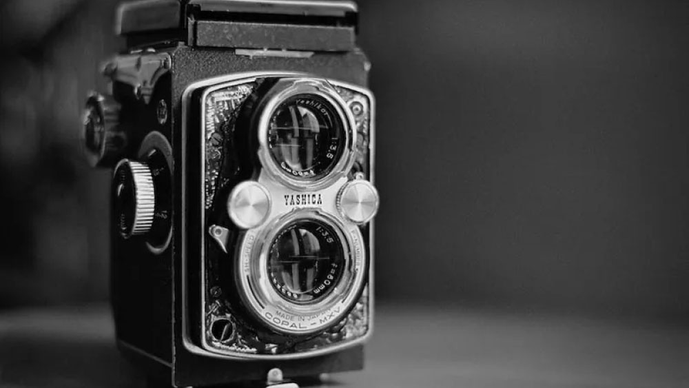 বীরচন্দ্র হাতে যে যন্ত্রটি ধরে আছেন সেটি আসলে ক্যামেরার সঙ্গে একটি লম্বা তার দিয়ে যুক্ত। ওই যন্ত্রটি টানলেই ব্যস! তোলা হয়ে যাবে আপনার ছবি।