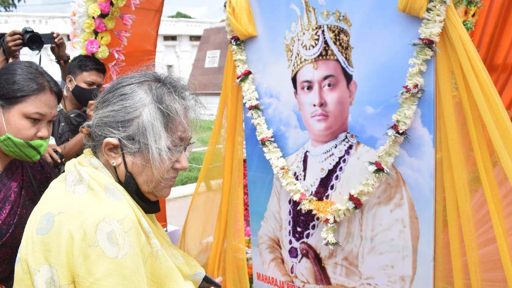 সংবাদমাধ্যম ‘দ্য হিন্দু’কে দেওয়া একটি সাক্ষাৎকারে প্রয়াত মহারাজার বংশধর এম কে প্রজ্ঞা দেব বর্মণ বলেন, “তিনি শিল্পকলা এবং ছবি তোলার ক্ষেত্রে অগ্রগামী ছিলেন। তাঁর অর্ধাঙ্গিনীও ছিলেন একইরকম শিল্পানুরাগী৷ এই জুটি শিল্পের সঙ্গে ত্রিপুরার ইতিহাসের মেলবন্ধন ঘটিয়েছিলেন।’’