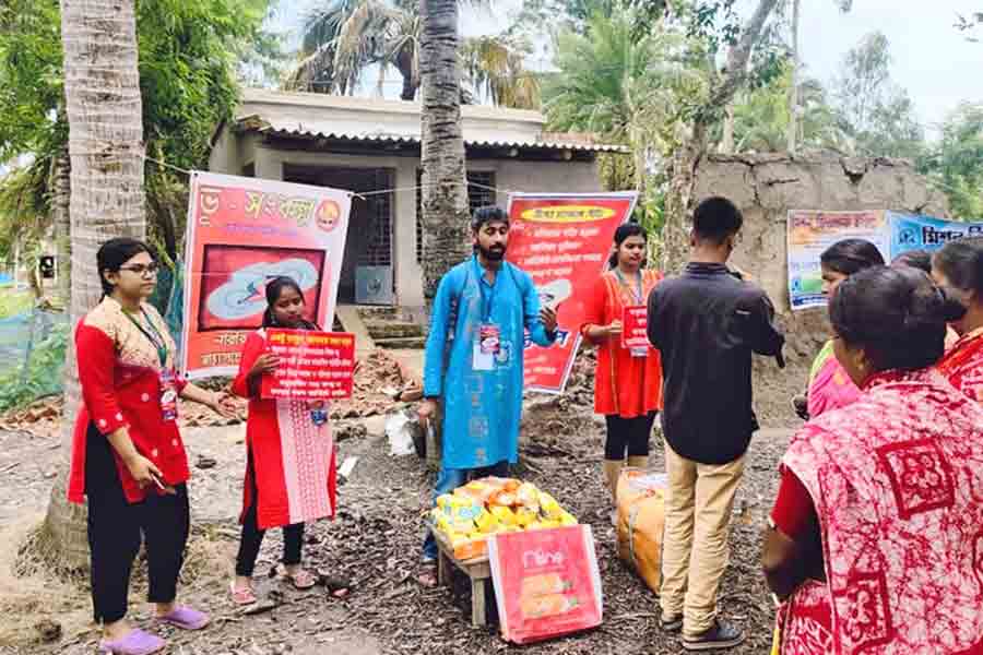 মহিলাদের বোঝাচ্ছেন সুমন্ত। নিজস্ব চিত্র