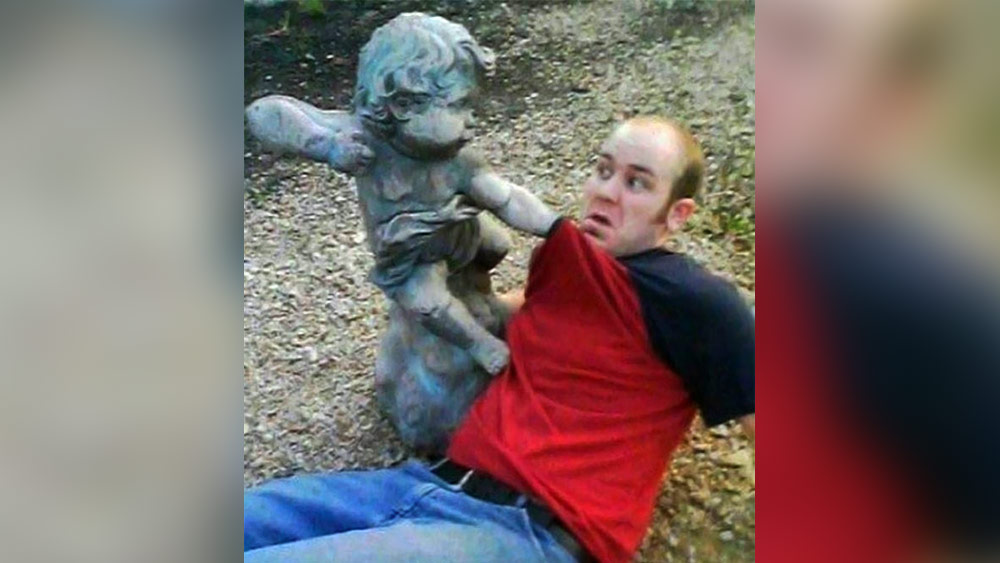 পাশের ছবিতে দেখা যাচ্ছে একটি বাচ্চার মূর্তি। মূর্তিটির হাতের ভঙ্গি দেখে মনে হচ্ছে সে হাতে তির-ধনুক ধরেছিল। মূর্তির নীচে ব্যক্তিটি এমন ভাবে শুয়ে পড়েছেন যে এক ঝলকে দেখলে মনে হয়, বাচ্চাটি তাঁকে মাটিতে ফেলে মারছে।