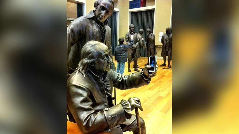 ছবিটিতে দেখা যাচ্ছে, মিউজিয়ামের ঘর জুড়ে মূর্তি। কোনও মূর্তি দাঁড়ানো অবস্থায় তো কোনও মূর্তি বসানো অবস্থায় রয়েছে। বসে থাকা একটি মূর্তির হাতে কেউ মোবাইল ফোন রেখে দিয়েছেন যা দেখলে মনে হবে, মূর্তিটি যেন নিজেই নিজের ছবি তুলছে।