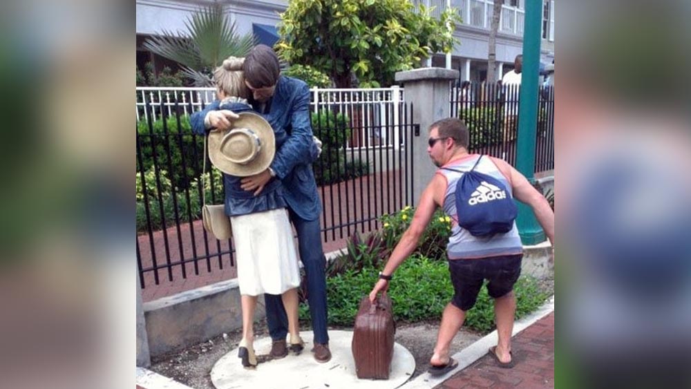 পাশের ছবিটি দেখে স্পষ্ট বোঝা যাচ্ছে, দুই ব্যক্তি তাঁদের নির্দিষ্ট গন্তব্যস্থলে যাওয়ার আগে একে অপরকে জড়িয়ে ধরেছেন, তাঁদের ঠিক পাশেই একটি স্যুটকেস রাখা। তাঁদেরই কারও বাক্স এটি। ছবিতে থাকা তৃতীয় ব্যক্তিটি এমন ভাবে পোজ দিয়েছেন যে এক নজরে দেখলে মনে হবে, তিনি স্যুটকেসটি চুরি করে পালাচ্ছেন।