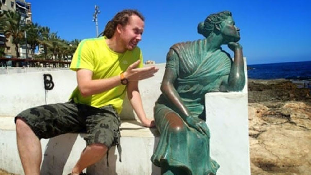 অনেক সময় সমুদ্রসৈকতের ধারে বসার বে়ঞ্চে বিভিন্ন পাথরের মূর্তি লক্ষ করা যায়। পর্যটকেরা অনেক সময় এই মূর্তিগুলির পাশে বসে ছবিও তোলেন। পাশের ছবিটিও বেশ মজাদার। যে লোকটির ছবি তোলা হয়েছে তাঁকে দেখে মনে হচ্ছে, তিনি পাশে বসা মহিলাটির রাগ ভাঙানোর চেষ্টা করছেন।কিন্তু মহিলাটি কিছুতেই তাঁর কথা শুনতে রাজি হচ্ছেন না।